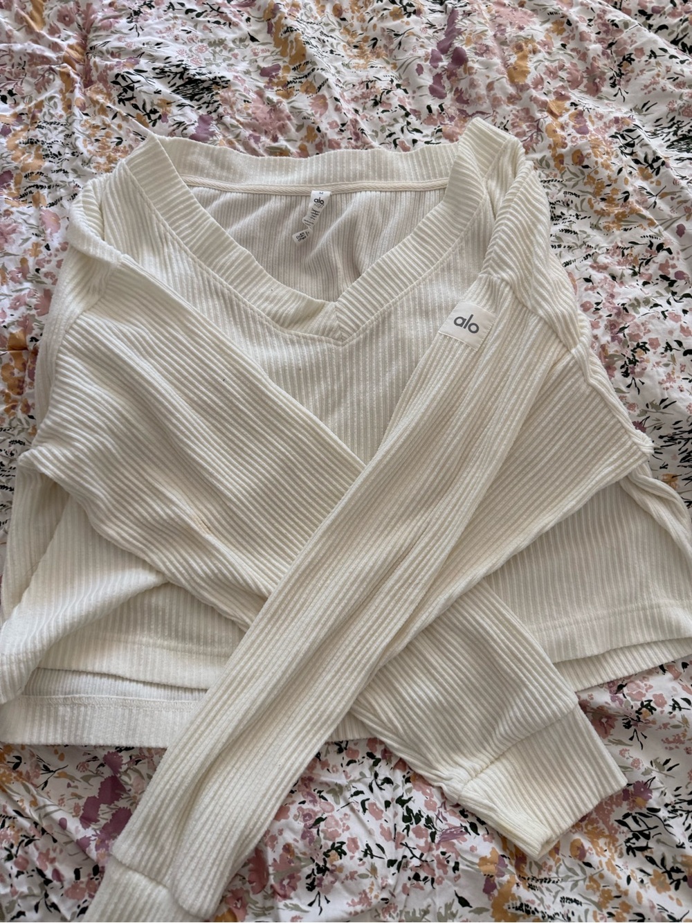 Alo Cream Ribbed V-Neck Cropped Top